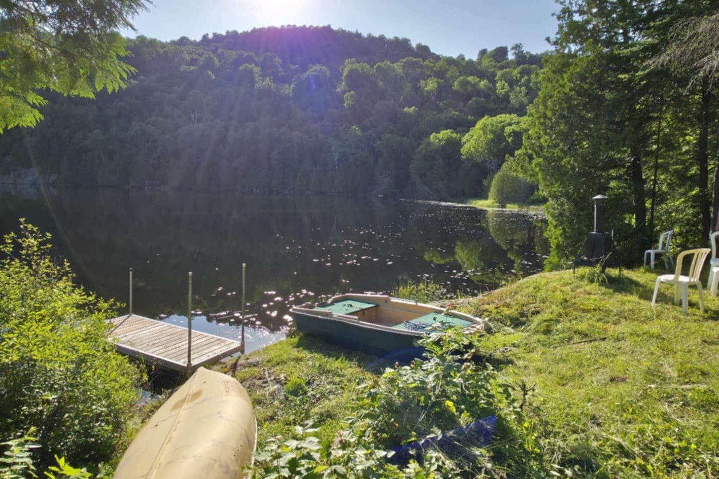 Foyer extérieur au bord du lac, soir d'été