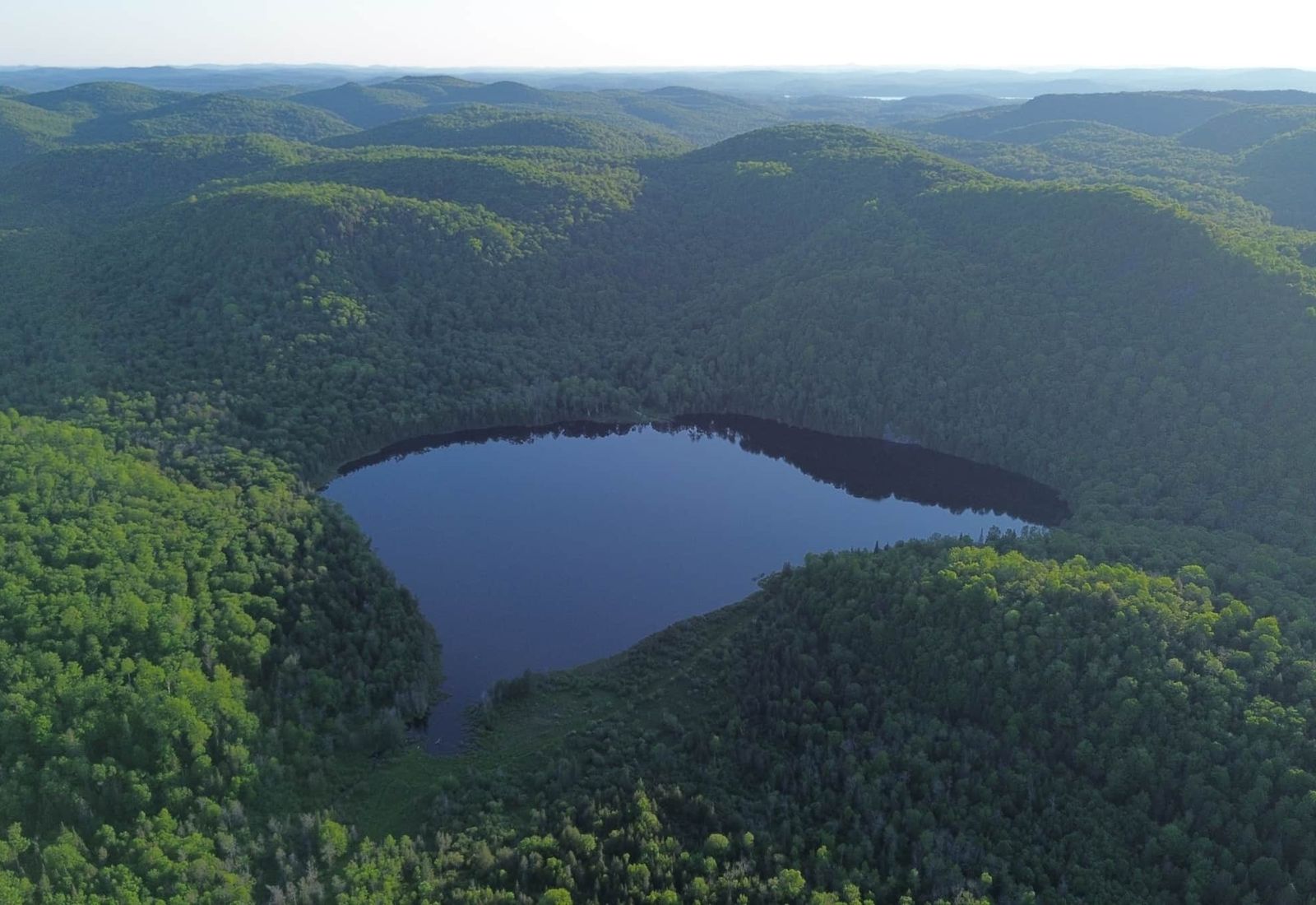 Vue aérienne du chalet sur son domaine de 150 acres