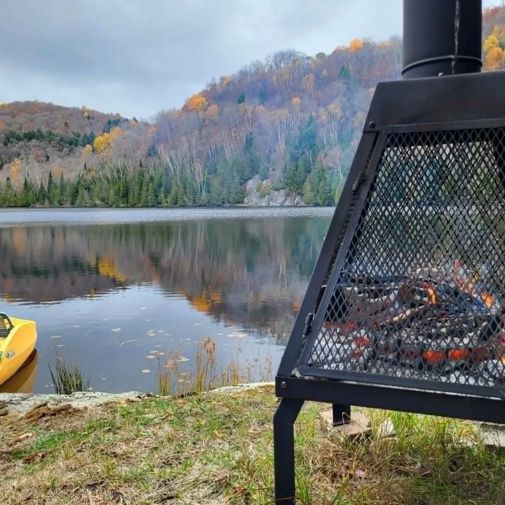 Foyer extérieur au bord du lac avec couleurs d'automne en arrière-plan