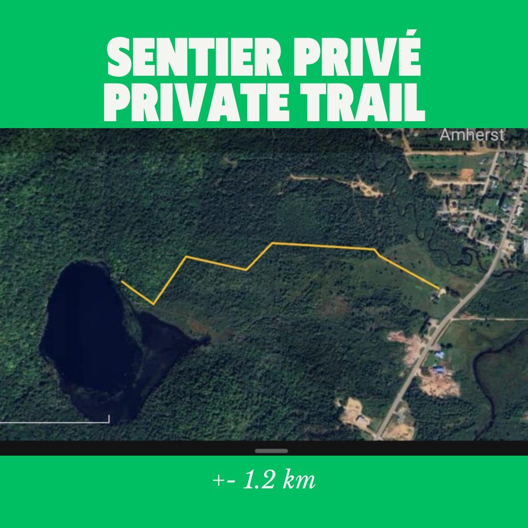 Carte aérienne du sentier privé de 1,2 km menant au lac à travers la forêt