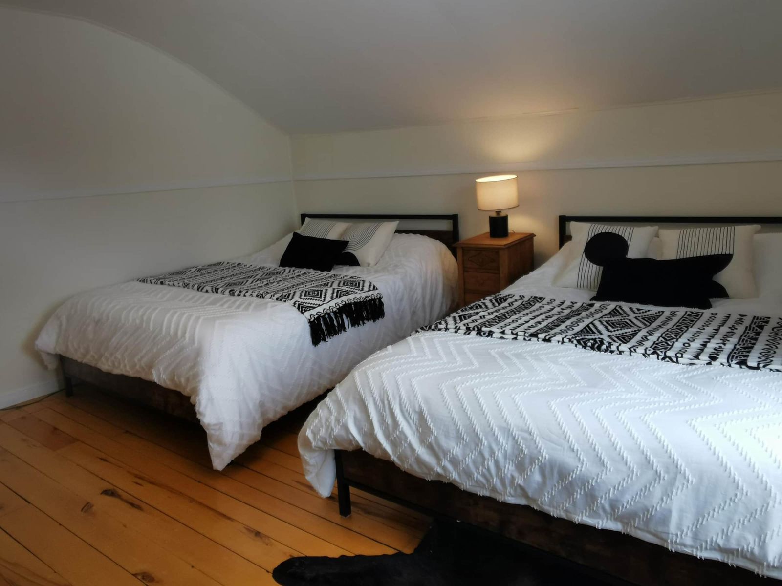 Chambre familiale avec deux lits doubles côte à côte