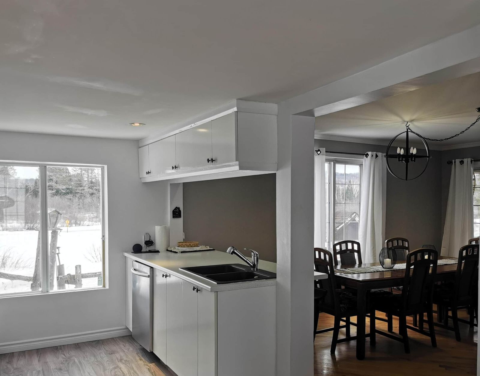 Coin évier et lave-vaisselle avec salle à manger en arrière-plan