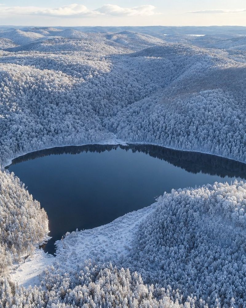 Vue aérienne du domaine sous la neige en hiver